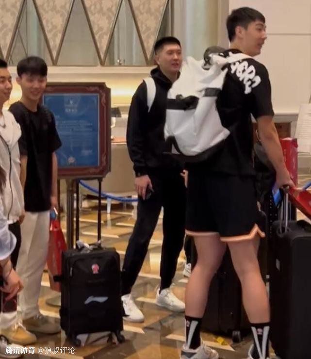 本场比赛第61分钟，39岁的蒂亚戈-席尔瓦失误送礼。